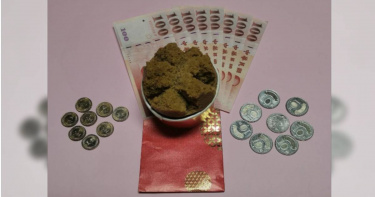 發糕五個（象徵招五路之財），在發粿下面壓紅包（每個紅包888元），象徵大發利市。（圖／楊登嵙提供）