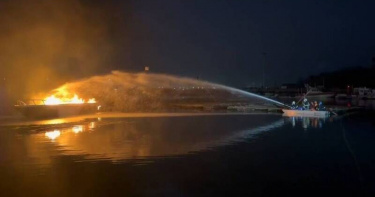 嘉義縣布袋漁港2月14日清晨發生漁船火警。（圖／翻攝畫面）