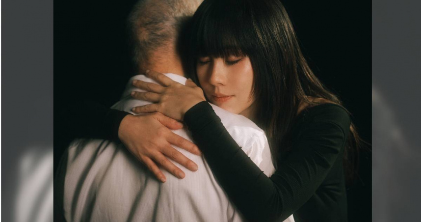 白安在MV中擁抱82歲的爺爺演員。（圖／相信音樂提供）