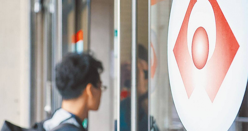 不少學者呼籲公部門「約聘僱」與「代理、代課教師」除了該享有相對完善的勞保退撫制度外，也該同步適用《勞動基準法》保障在職時的勞動權與健康權。圖為勞保局大門。（圖／報系資料照）