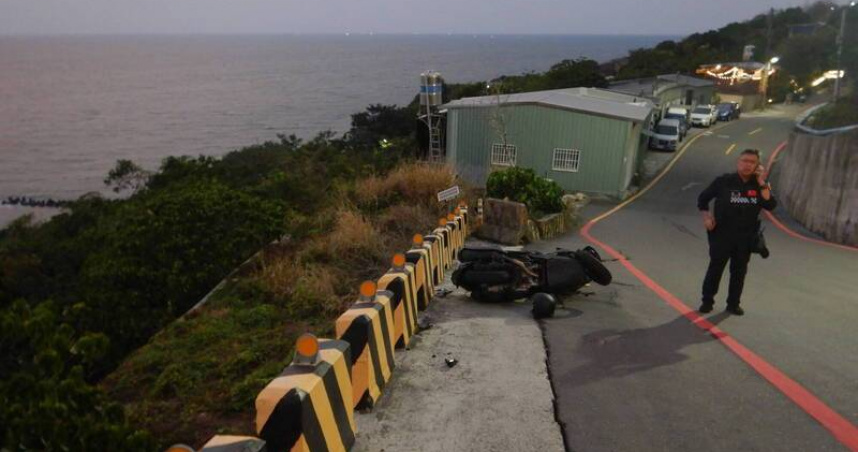 高雄柴山大路3月27日傍晚發生機車自摔事故，18歲男子跌落邊坡卡在平台，消防人員到場救援送醫。（圖／翻攝畫面）