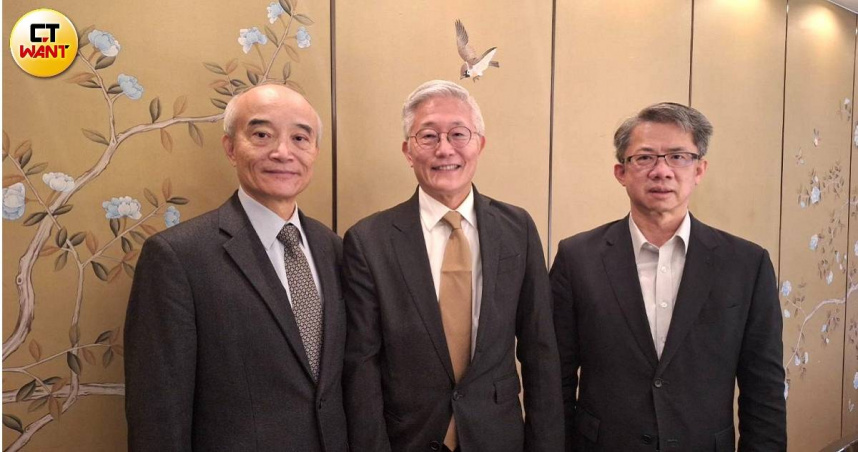 左起上市櫃企業家協會榮譽理事長蔡榮騰、前政大校長周行一及上市櫃企業家協會創辦人施明豪。（圖／林榮芳）