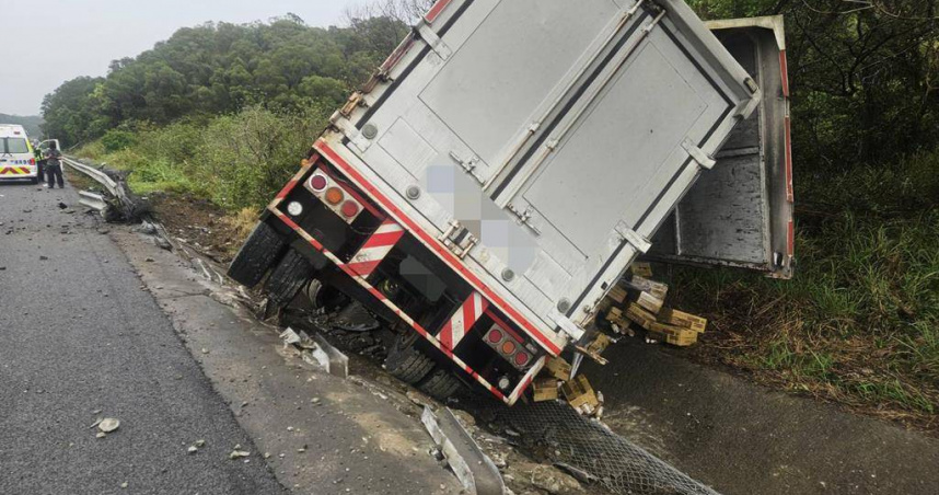 國3聯結車爆胎失控「衝出邊坡」　5公里車陣癱瘓駕駛驚魂脫困