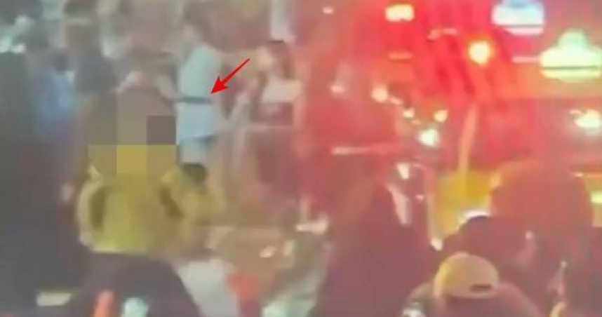 不爽被潑水！醉男怒砸酒瓶籃狂飆情緒　信義區凌晨上演失控鬧劇