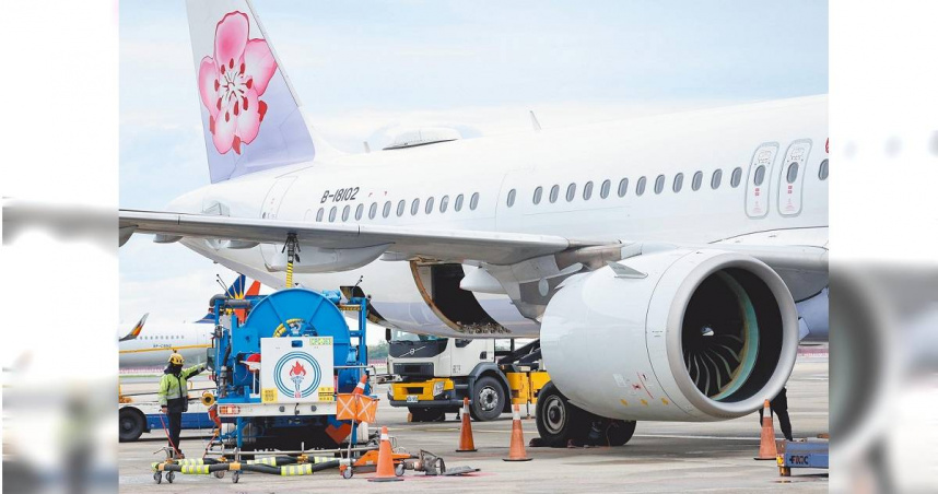 受國際油價飆升影響，外籍航空3月起紛紛調整燃油附加費，國籍航空則於7日起跟進，影響機票價格上揚。圖為桃園機場地勤人員正在為班機加油。（圖／報系資料庫）