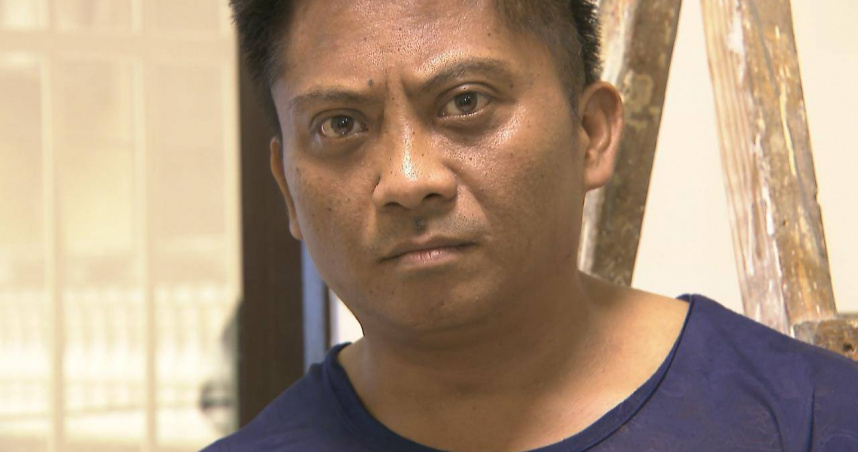 桃園一名何姓男子，陪兒子做披薩，手不慎沾到配料，驚訝表情被老婆拍下po網，由於太過凶神惡煞，遭網友笑稱他是「披薩殺手」。（圖／民視新聞）