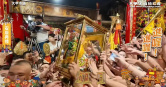 台中大甲鎮瀾宮內安座儀式正爐媽進神龕時，大批信眾伸出手搶摸神像，更有人手持手機、鈔票與「信用卡」全程對著神像晃動迎接甚至觸摸。（圖／影片翻攝）