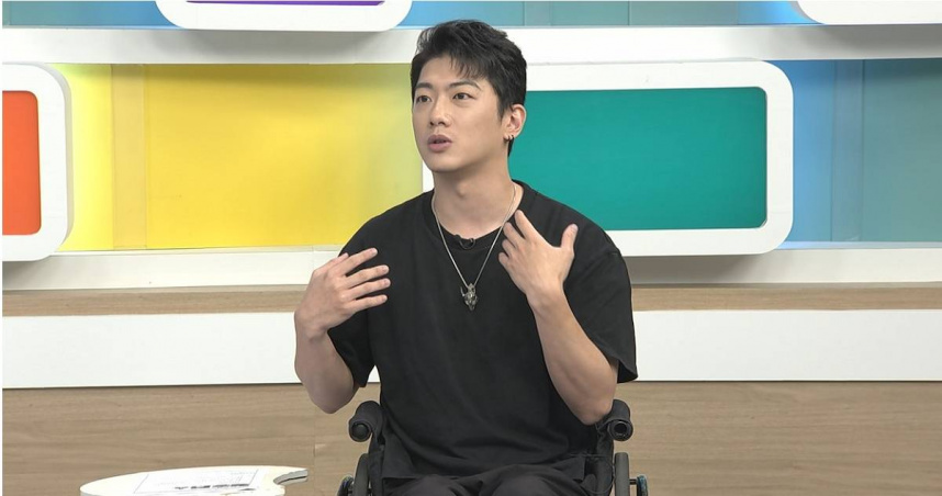何秉錡因朋友一句玩笑話「屁話這麼多要不要去當 YouTuber」，讓他決定透過網路記錄並分享「坐輪椅後的世界」。（圖／和展影視提供）