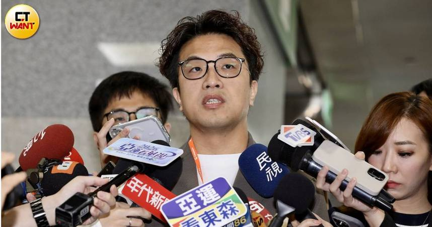 沈伯洋表示，手可能是刮到什麼東西，應該很快就會恢復（圖／方萬民攝）