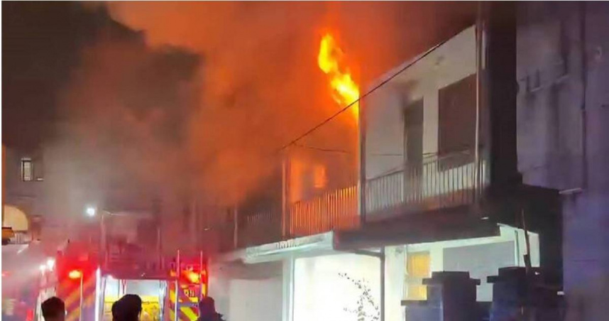 宜蘭蘇澳永愛路透天民宅火警，疑似吸毒男子裸奔跑出家裡，不久屋內起火燃燒，消防人員抵達時，火勢已經相當猛烈。（圖／宜蘭縣消防局提供）