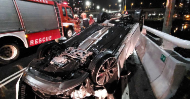 疑天雨路滑失控 轎車衝撞機車「翻肚」
