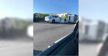 自駕變導彈?! 特斯拉衝破大貨車車體
