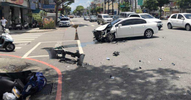 失控轎車連環撞! 八車受波及、一人被壓車底