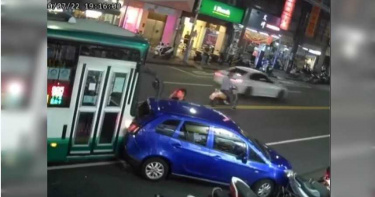 無照男馬路瞎練車 撞公車還想肇逃