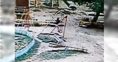 9歲男童盪鞦韆炫技「空中360度轉4圈」 遭甩飛4.5公尺重摔地面慘亡