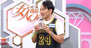 艾力克斯秀Kobe球員卡 價格公開在場女星全傻了