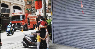 3幼童無人顧! 「1抱2牽」警變超級奶爸 里長大讚:可以嫁了