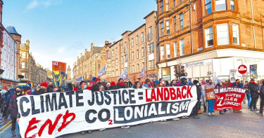 聯合國氣候峰會（COP26）主辦城市格拉斯哥6日有大約25萬人上街示威，抗議會議未能採取迅速行動遏制全球暖化。（圖／中央社）