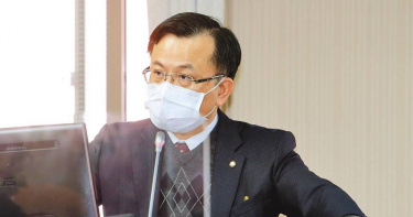 國家通訊傳播委員會（NCC）公布「數位通訊傳播服務法」草案架構，預計草案會在農曆年前出爐，未來若網路出現違法內容，各法律的主管機關得經法院程序後使得限制該違法資訊。圖為NCC主委陳耀祥29日在立法院備詢。（圖／中國時報黃世麒攝）