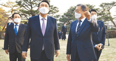 南韓準總統尹錫悅（左二）10日將走馬上任，文在寅（右二）的任期截至9日午夜，為期5年的總統生涯畫上句點。（圖／美聯社）