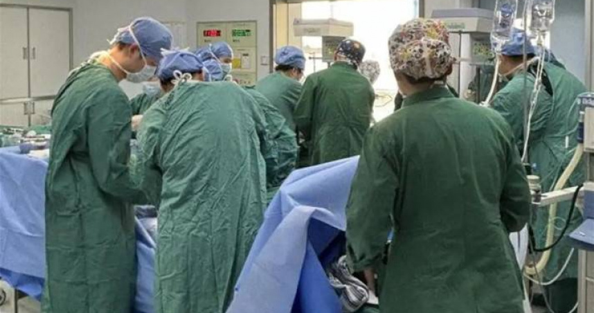 中國一名女子懷了3胞胎，但其中1胎的臍帶血流異常。（圖／翻攝自極目新聞）