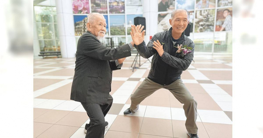 同獲資深陣頭傳承者表揚的102歲何國昭（左）、64歲黃煌彥（右），面對陣頭文化傳承困境，都期盼陣頭能夠持續發揚光大。（圖／中國時報曹婷婷攝）