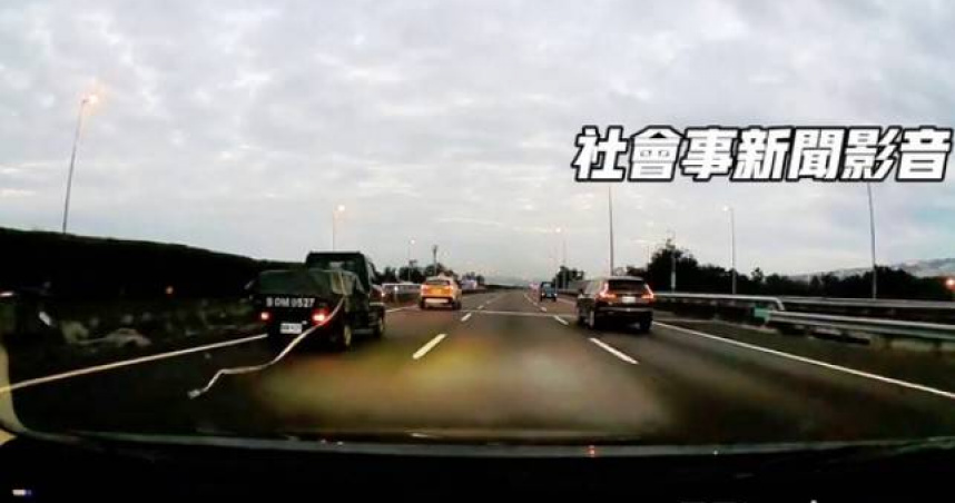國道3號有小貨車行駛途中，車斗上的繩索不慎鬆脫甩動，場面險象環生。（圖／翻攝社會事新聞影音）