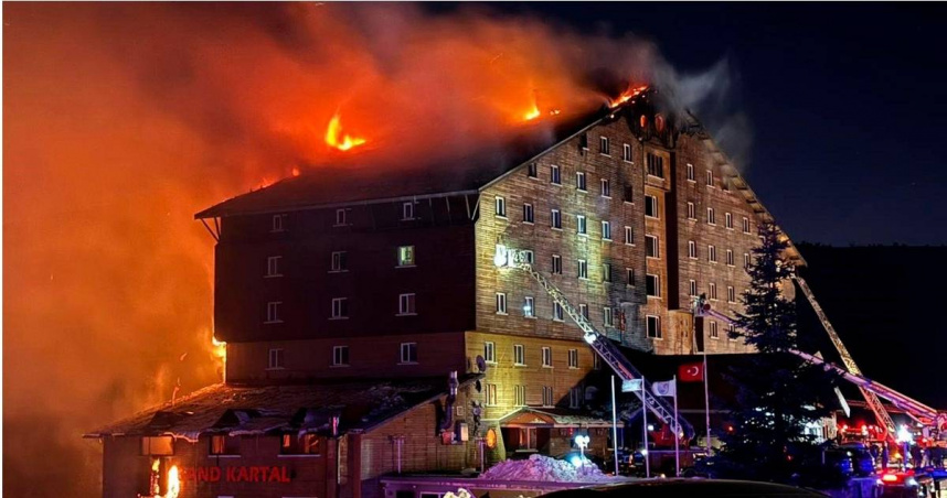 度假酒店發生嚴重火災。（圖／X）