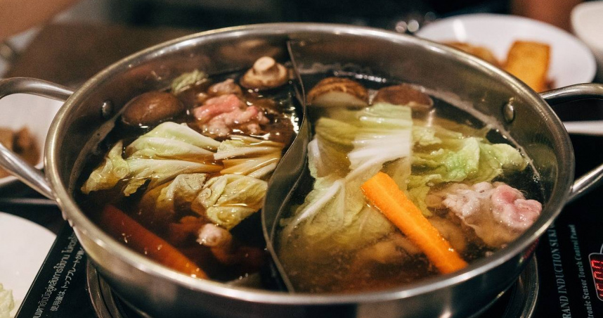 男子吃完火鍋走出店外，竟倒地失去呼吸心跳。（示意圖／Pixabay）