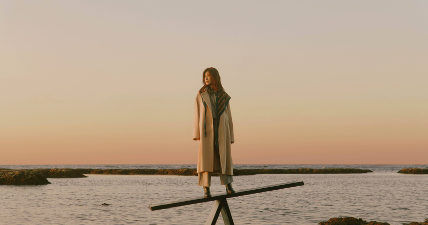 蘇慧倫新專輯《輕重Aftersun》用蹺蹺板喻意輕重之間的選擇。（圖／相信音樂提供）