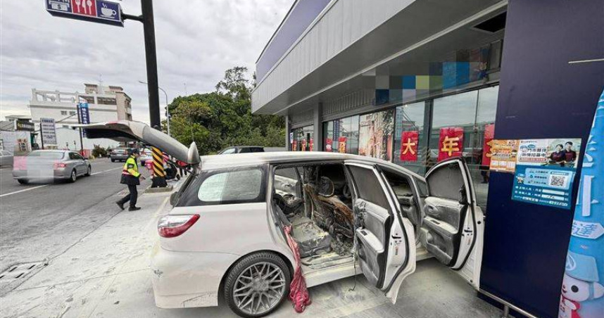 嘉義縣水上鄉昨天發生火燒車事故。（圖／嘉義縣消防局提供）