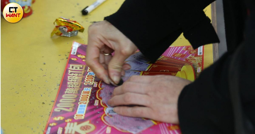 台彩今年推出「2000萬超級紅包」刮刮樂，共有10個頭獎2000萬元，而今（3日）第4位頭獎得主也刮出，一名30多歲男性在台北市大安區大安路一段14號的「伍來八彩券行」，幸運抱回千萬獎金。（示意圖／黃鵬杰攝）