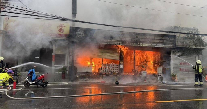 桃園楊梅連鎖火鍋店開工首日陷火海，顧客疏散幸無人傷亡。（圖／桃市消防局提供）