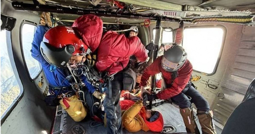 劉女失聯6日山區迷路無法聯繫，幸獲直升機成功救援。（ 圖／翻攝畫面）