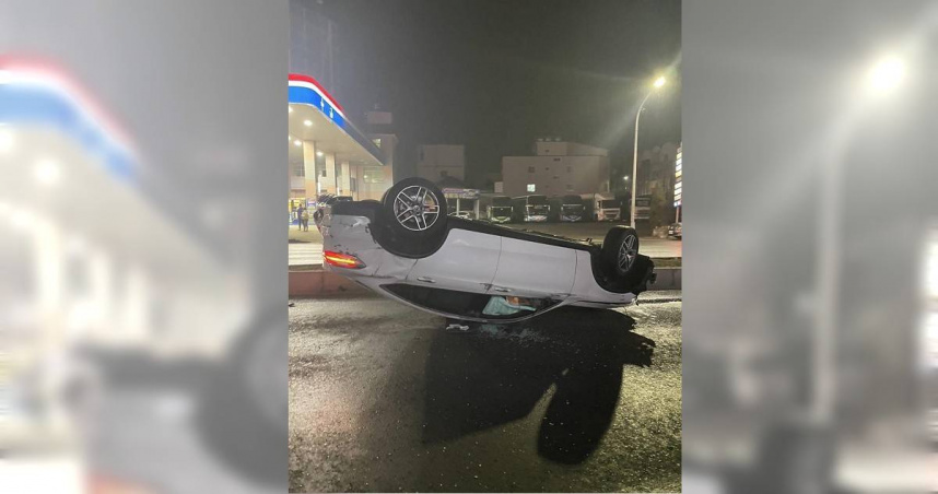 男子翻車撞毀民宅機車起火，幸無重傷現場狼藉。（ 圖／翻攝畫面）