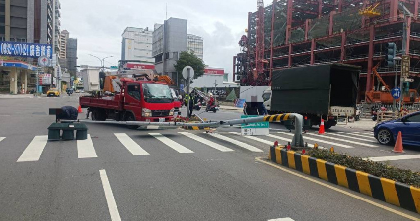 三重吊車電線勾號誌燈整個燈桿猛拉倒。（ 圖／翻攝畫面）