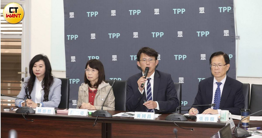 民眾黨團今天召開記者會，痛批衛福部擺爛跳票還酸求救醫護是小腦袋　，根本就是陷曾承諾改善護理人力卻迄今未實現的賴總統於不義（圖／劉耿豪攝）