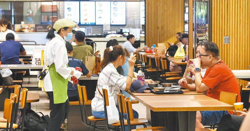 4月電價面臨調漲壓力，台經院院長張建一25日表示，這勢必衝擊到民生服務業，尤其與民眾息息相關的外食費調漲最有感。圖為民眾在美食街用餐。（圖／報系資料照）