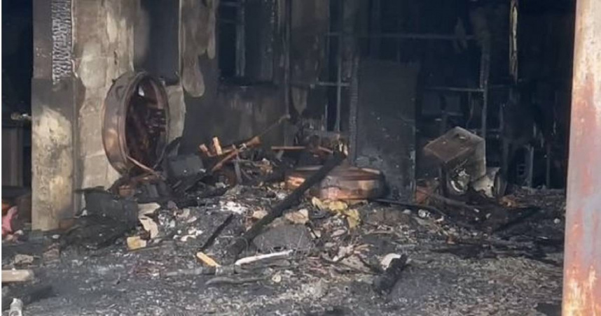 電動車充電疑似引爆爆炸，現場一片狼籍。（ 圖／翻攝畫面）