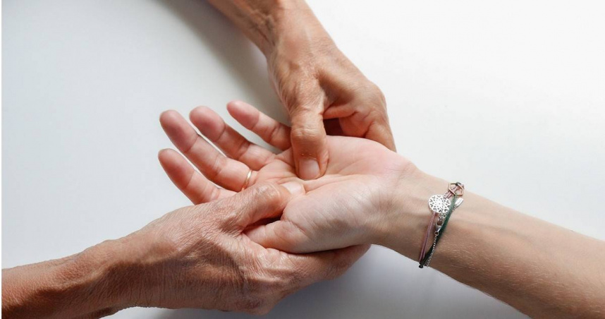 壓力會讓大腦啟動「獎勵系統」，讓我們更容易渴望高糖、高脂肪的食物，因為它們能瞬間帶來愉悅感。（示意圖／PIXABAY）