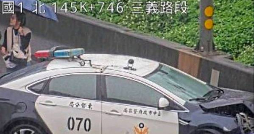 雷陣雨路滑致乘客輕傷，警員安然無恙。（ 圖／翻攝畫面）