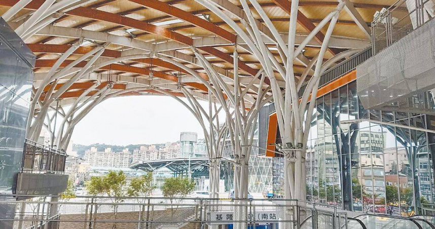 基隆城際轉運站大頂棚下方有不少野生鴿子、八哥等鳥類棲息，市府裝設超音波驅鳥器因應，另正研議加設隔離網徹底解決問題。（圖／中國時報張志康攝）