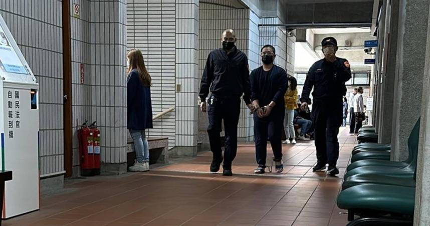 中捷砍人案今二省開庭，洪男當場念了多張準備好的書信，並對當天受傷的呂姓高中生下跪道歉。（圖／報系資料照）