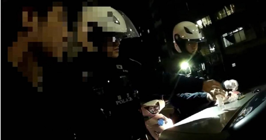 毒蟲玩手機遭攔，林口警車內搜出破千包毒咖啡當場將其送辦。（圖／翻攝畫面）