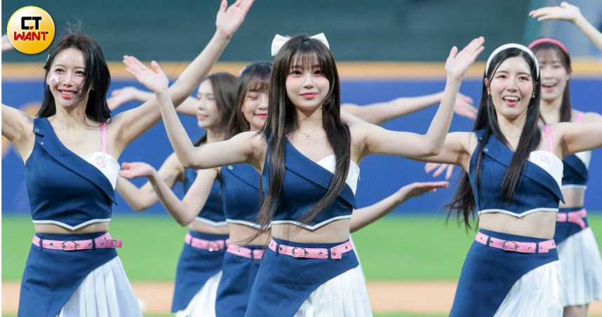 富邦悍將啦啦隊Fubon Angels的表演超吸睛。（圖／趙文彬攝）