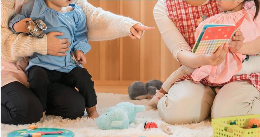 有家長最近看到聯絡簿上的通知，才得知勞動節當天暫停托嬰。（示意圖／翻攝自photoAC）