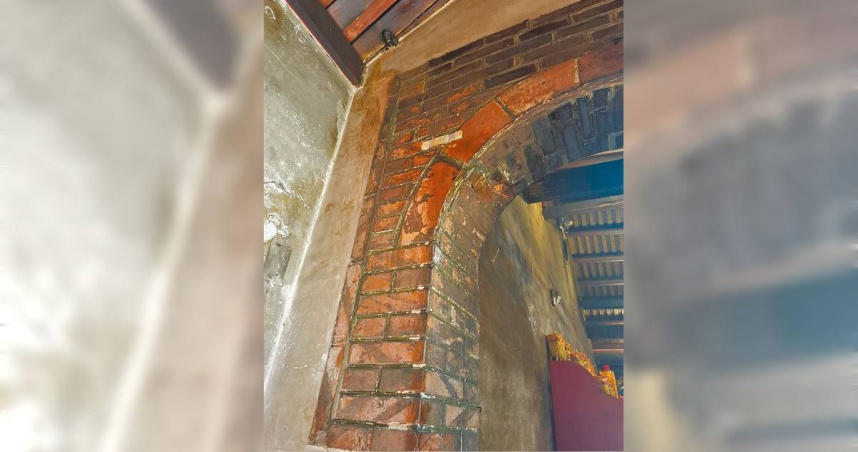 「新莊慈祐宮」疑因鄰近廟街公辦都更工程，導致建物出現多處裂縫損壞。（圖／中國時報張鎧乙攝）