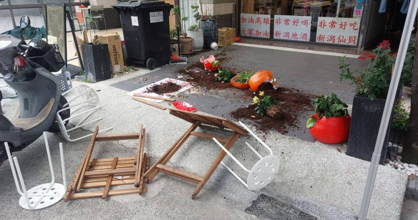 高市美術館區附近一家知名飯糰店房東與房客發生糾紛，房東怒砸自己放在店前的花盆。（圖／翻攝畫面）