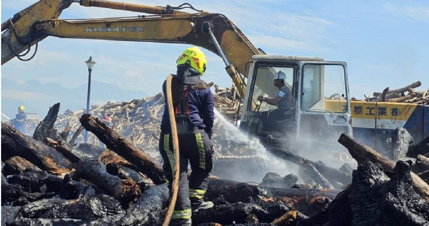 花蓮縣吉安鄉阿美族文化村出海口今天凌晨再度傳出漂流木火警，消防人員已滅火逾5個小時還在搶救。（圖／民眾提供）