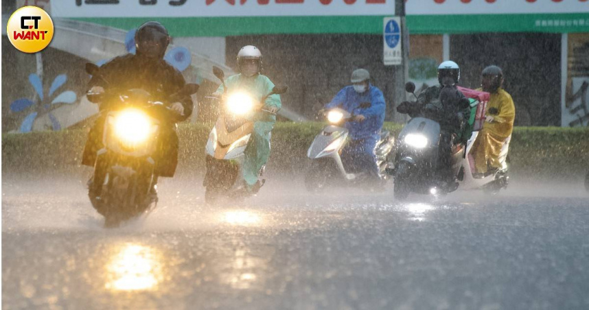 明天東北季風及華南雲雨區東移,降雨機率增加,氣溫也會下降。(示意圖/黃耀徵攝)
